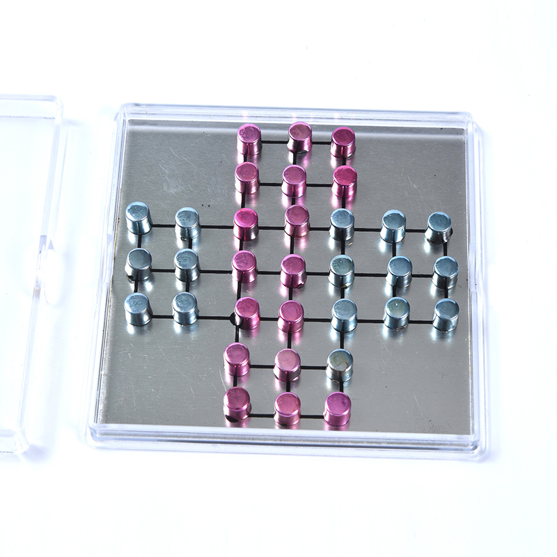 Magnetická kovová sada Tic-Tac-Toe v průhledném akrylovém pouzdře