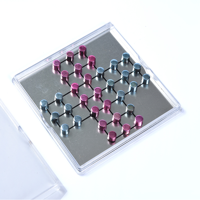 Magnetická kovová sada Tic-Tac-Toe v průhledném akrylovém pouzdře