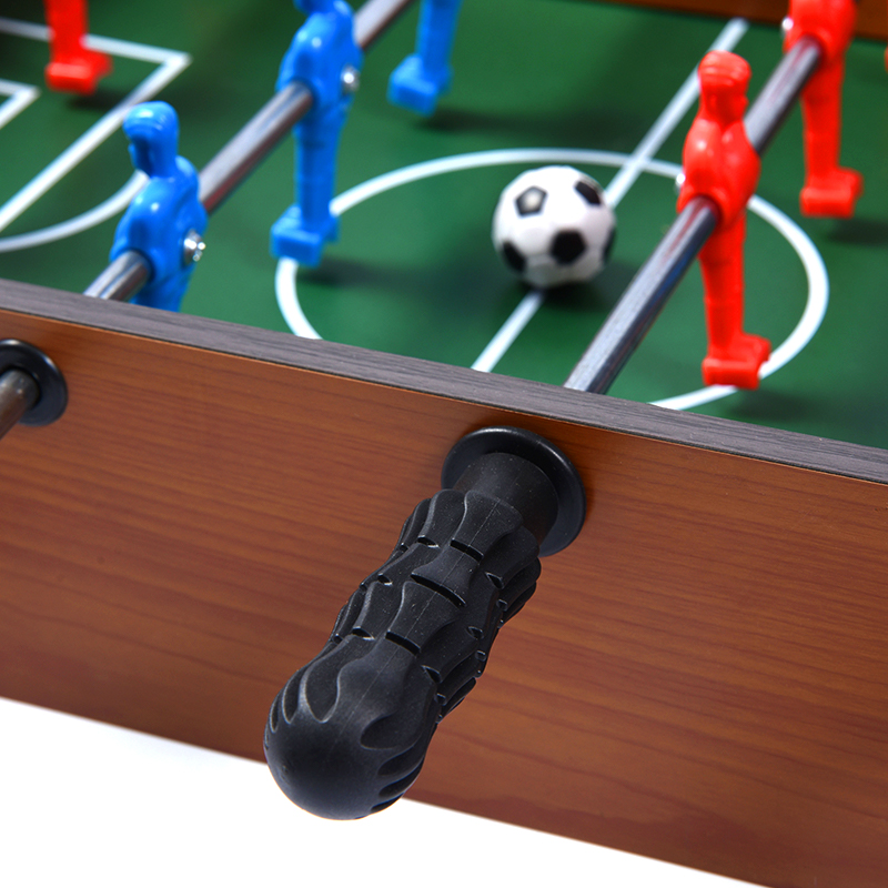 Klasický dřevěný stolní fotbal – kompaktní stolní hra s živými hráči a sledovačem skóre